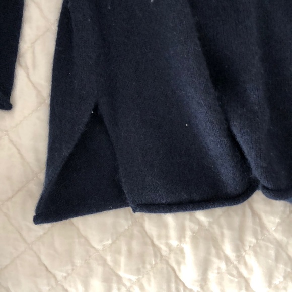 Subtle Luxury V-neck Cashmere sweater. Sz Medium - Picture 7 of 7